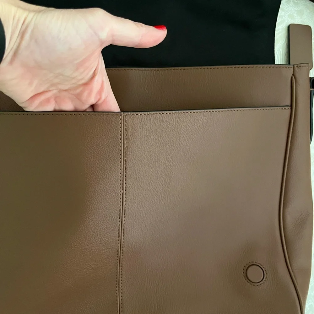 Houston Messenger leather briefcase with a large flap and a magnetic closure-NWT